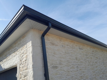 Pose des gouttières en alu gris anthracite 7016 à la bastide Clermont