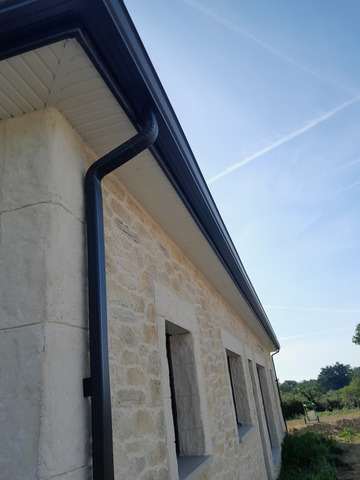 Pose des gouttières en alu gris anthracite 7016 à la bastide Clermont