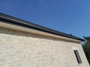 Pose des gouttières en alu gris anthracite 7016 à la bastide Clermont