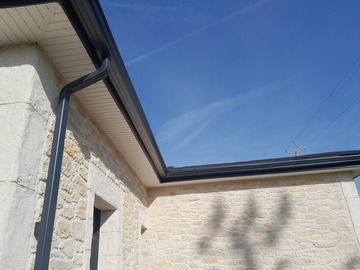 Pose des gouttières en alu gris anthracite 7016 à la bastide Clermont