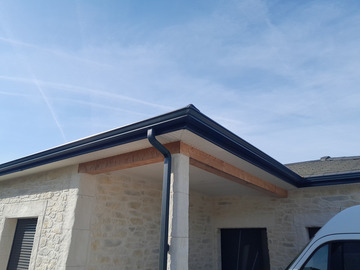 Pose des gouttières en alu gris anthracite 7016 à la bastide Clermont