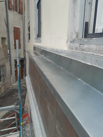 Pose d'une couvertine en zinc sur vitrine - Saint Girons 