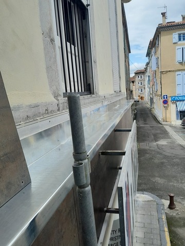 Pose d'une couvertine en zinc sur vitrine - Saint Girons 