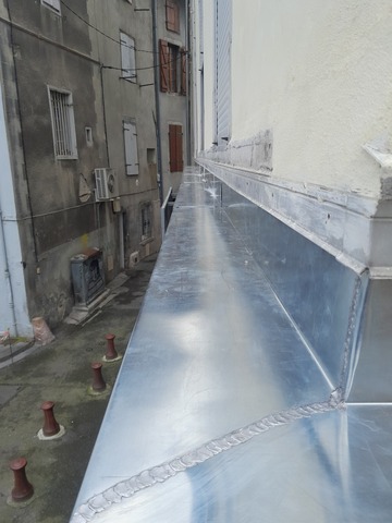 Pose d'une couvertine en zinc sur vitrine - Saint Girons 
