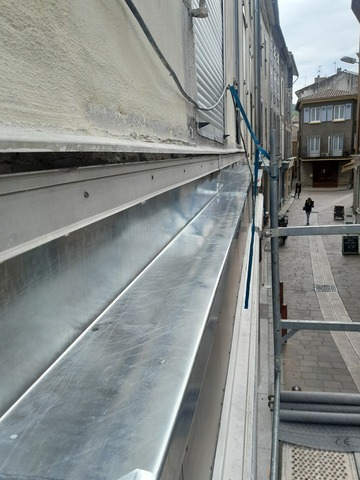 Pose d'une couvertine en zinc sur vitrine - Saint Girons 