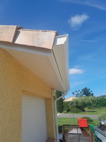 Habillage de planches de rive et installation de gouttières en alu sur Bonrepos-sur-Aussonelle