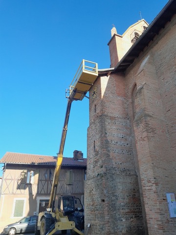 Réalisation d'une charpente ondulée sur une église
