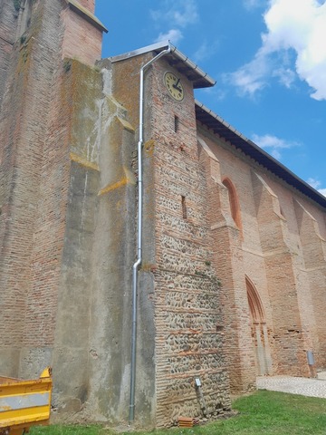 Réalisation d'une charpente ondulée sur une église